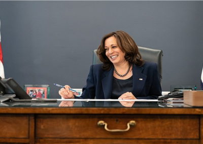 Kamala Harris is looking over her shoulder after realizing what Hillary Clinton just did